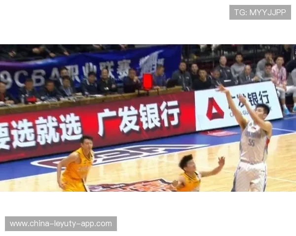 苏超泰州 5 号球员恶意动作引发争议,直播画面突遭中断 苏超泰州 5 号球员恶意动作引发争议,直播画面突遭中断